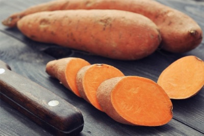 Сладкий картофель и шпинат с цельнозерновым хлебом